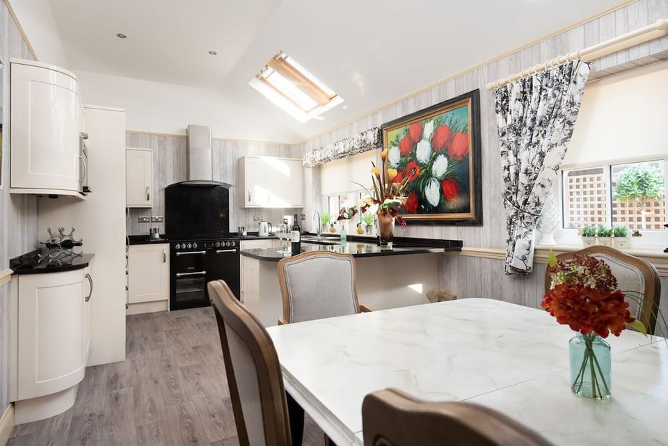 Dryburgh Farmhouse - spacious open plan kitchen and dining area, perfect for family gatherings