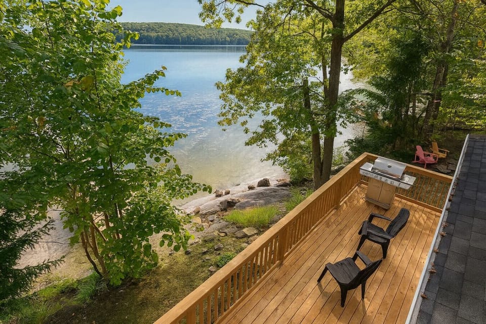 Deck over looking the Lake. Propnane BBQ