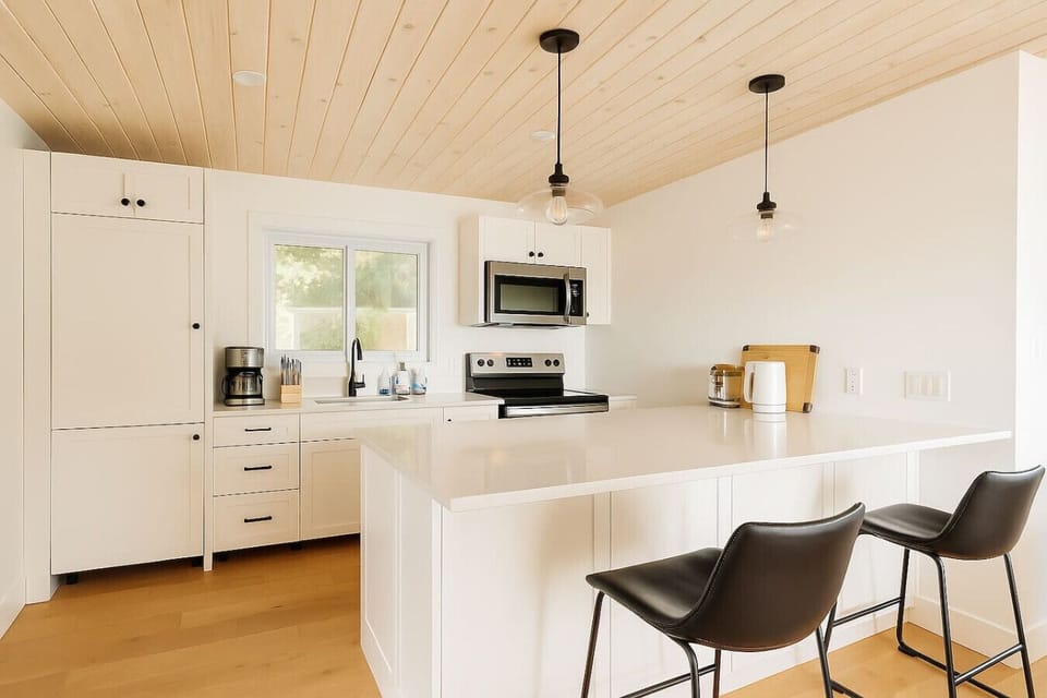 Kitchen - Fridge & Freezer, Stove. Microwave, Dishwasher. Bar stool, seating for 2. Drip Coffee Machine, Toaster, Kettle
