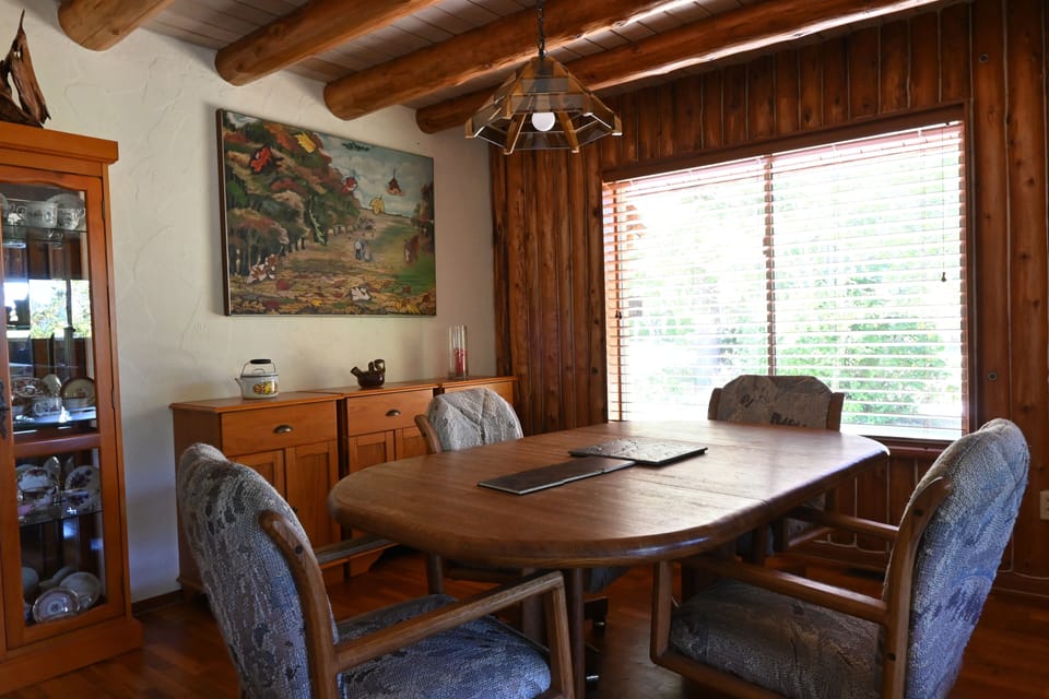 Dining room.