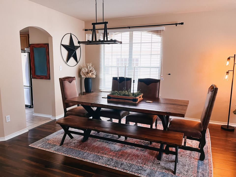 Dine with the whole family. With bench and other seats you can seat up to 10