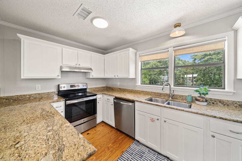 Plenty of room to cook together; a big family dinner or simple beach snacks.