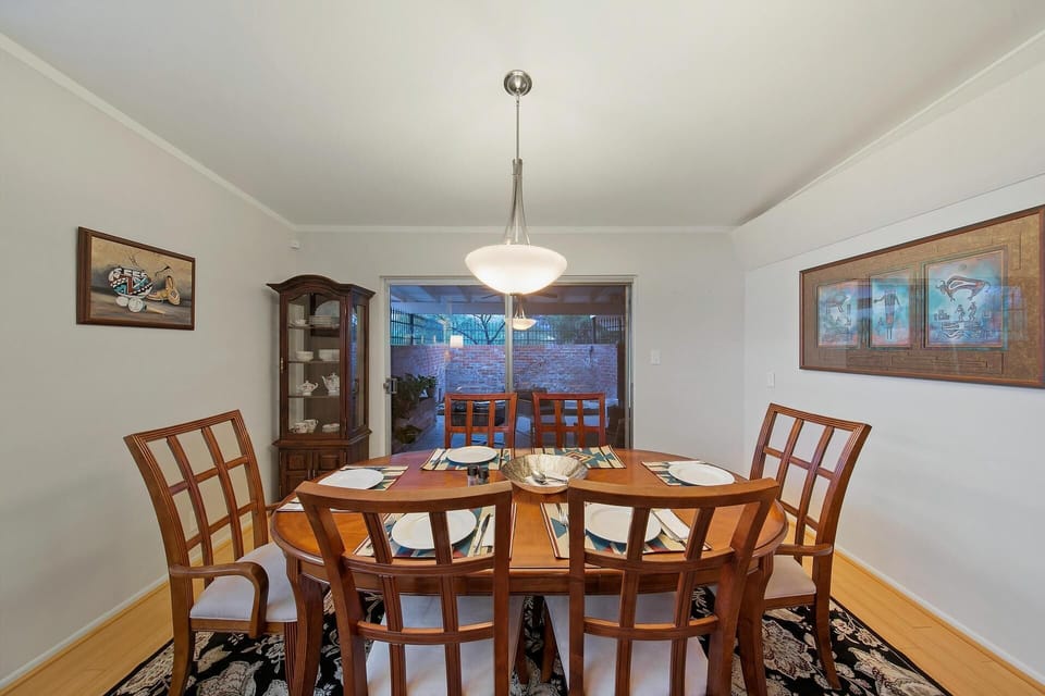 Dinningroom, seating for eight with leaf and two more chairs