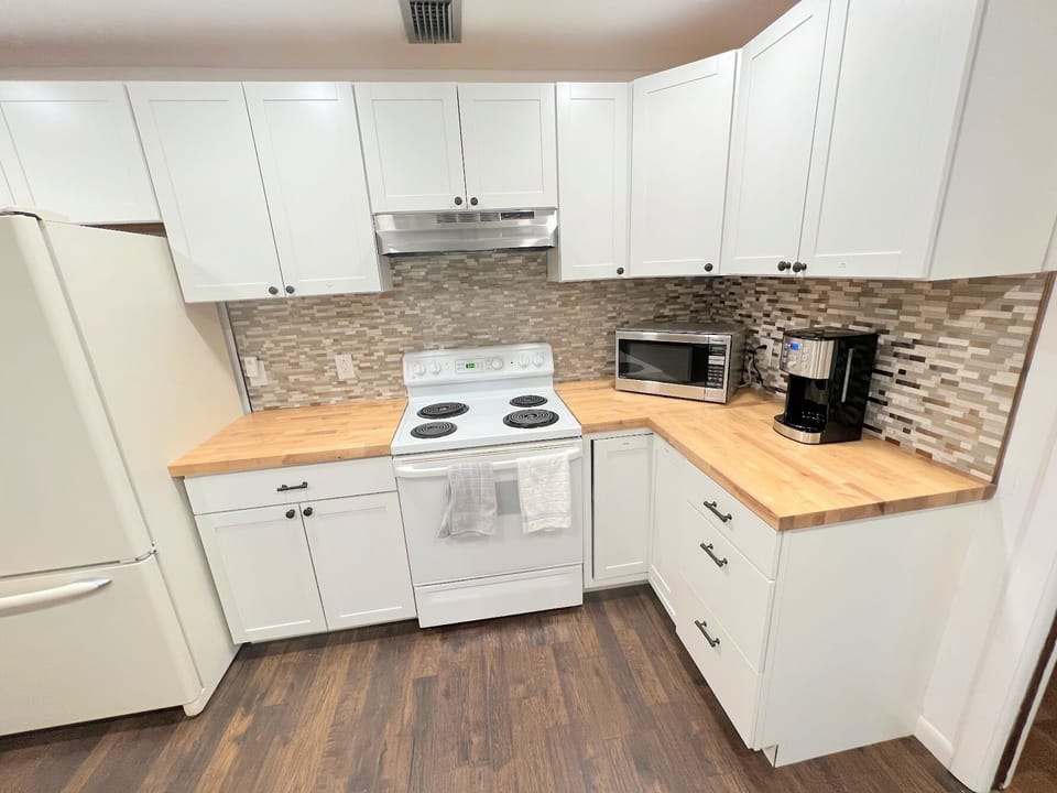 Full kitchen with complementary coffee/tea 