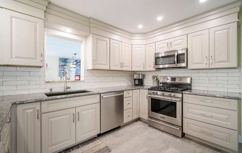 Fully stocked kitchen (paper towels, dish soap, trash bags, etc. all included)