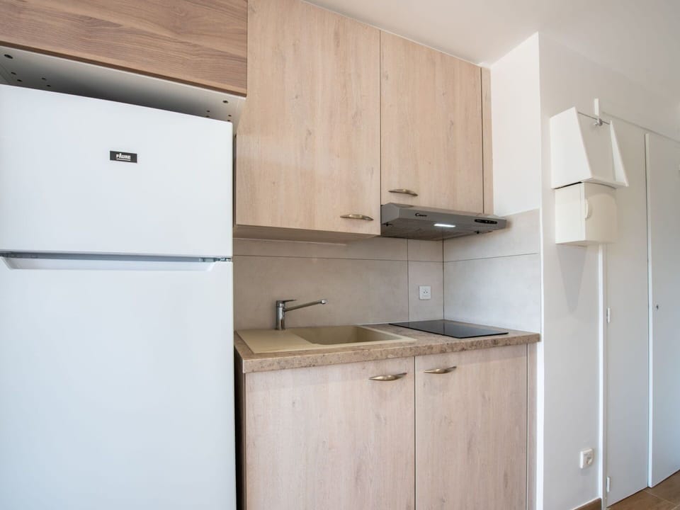 Building, Cabinetry, Property, Kitchen Sink, Countertop, Kitchen Appliance, Kitchen Stove, Wood, Sink, Home Appliance