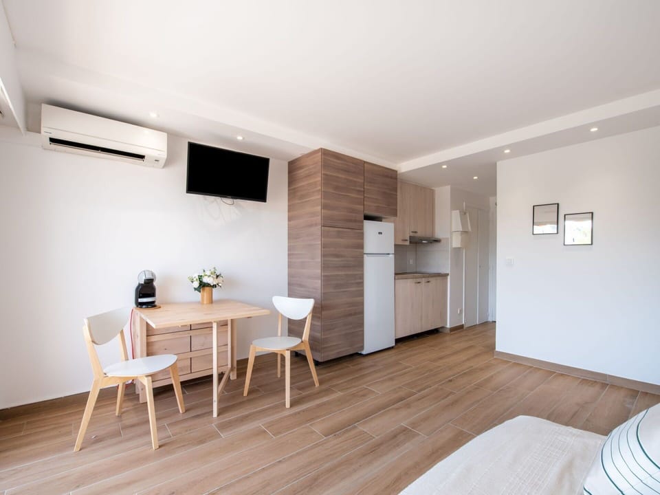 Property, Furniture, Building, Wood, Shade, Flooring, Floor, Living Room, Wood Stain