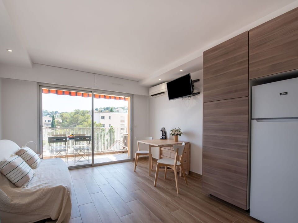 Property, Furniture, Chair, Table, Wood, Interior Design, Plant, Window, Flooring, Floor