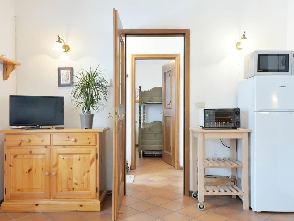 Cabinetry, Furniture, Building, Property, Plant, Drawer, Comfort, Houseplant, Lighting, Wood