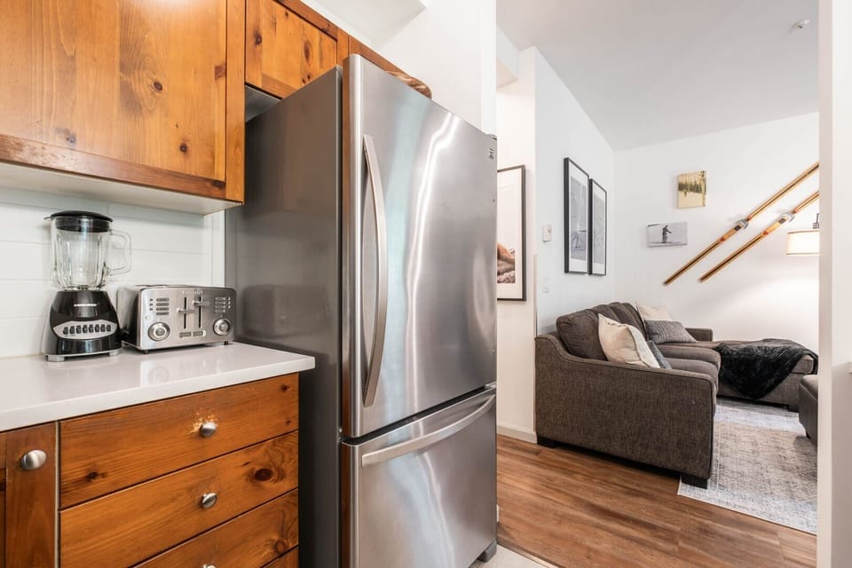Full kitchen: Stainless steel appliances