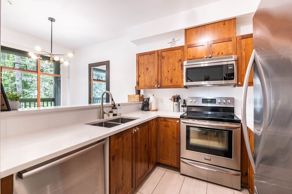 Full kitchen: Stainless steel appliances