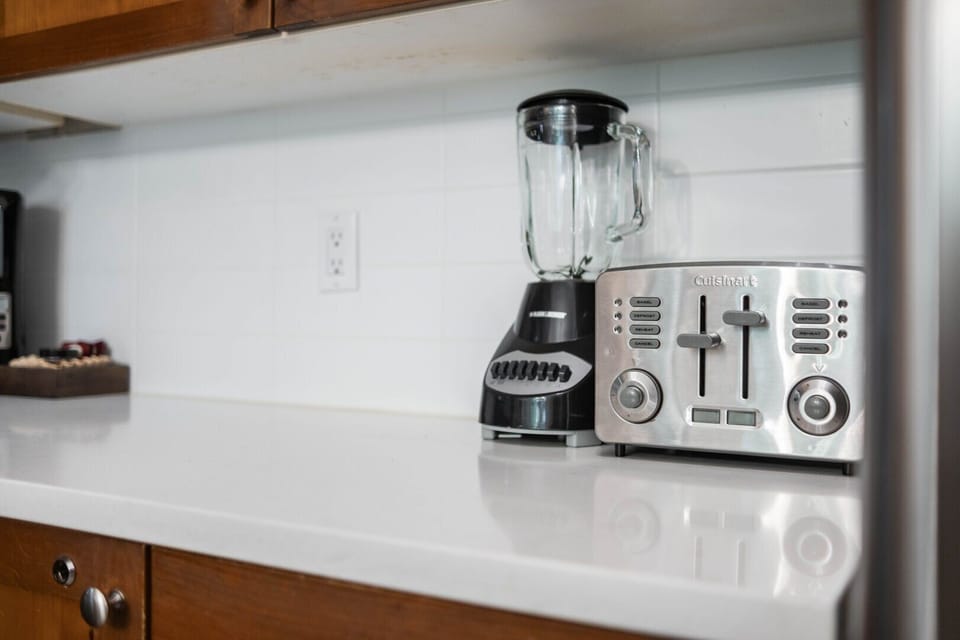 Full kitchen: Toaster and blender