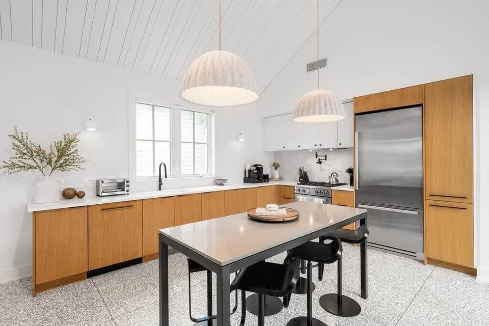 Luxury Kitchen - We provide a starting set of dish soap, paper towels, and trash bags!