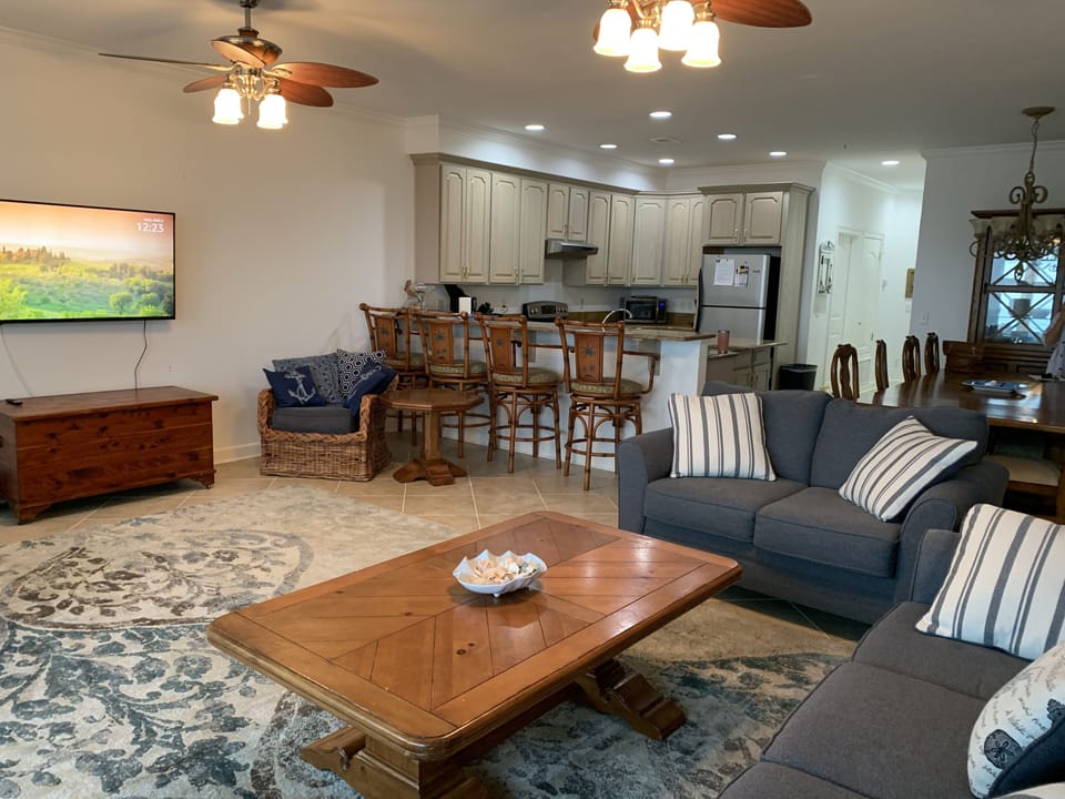 Living room with smart TV and cable