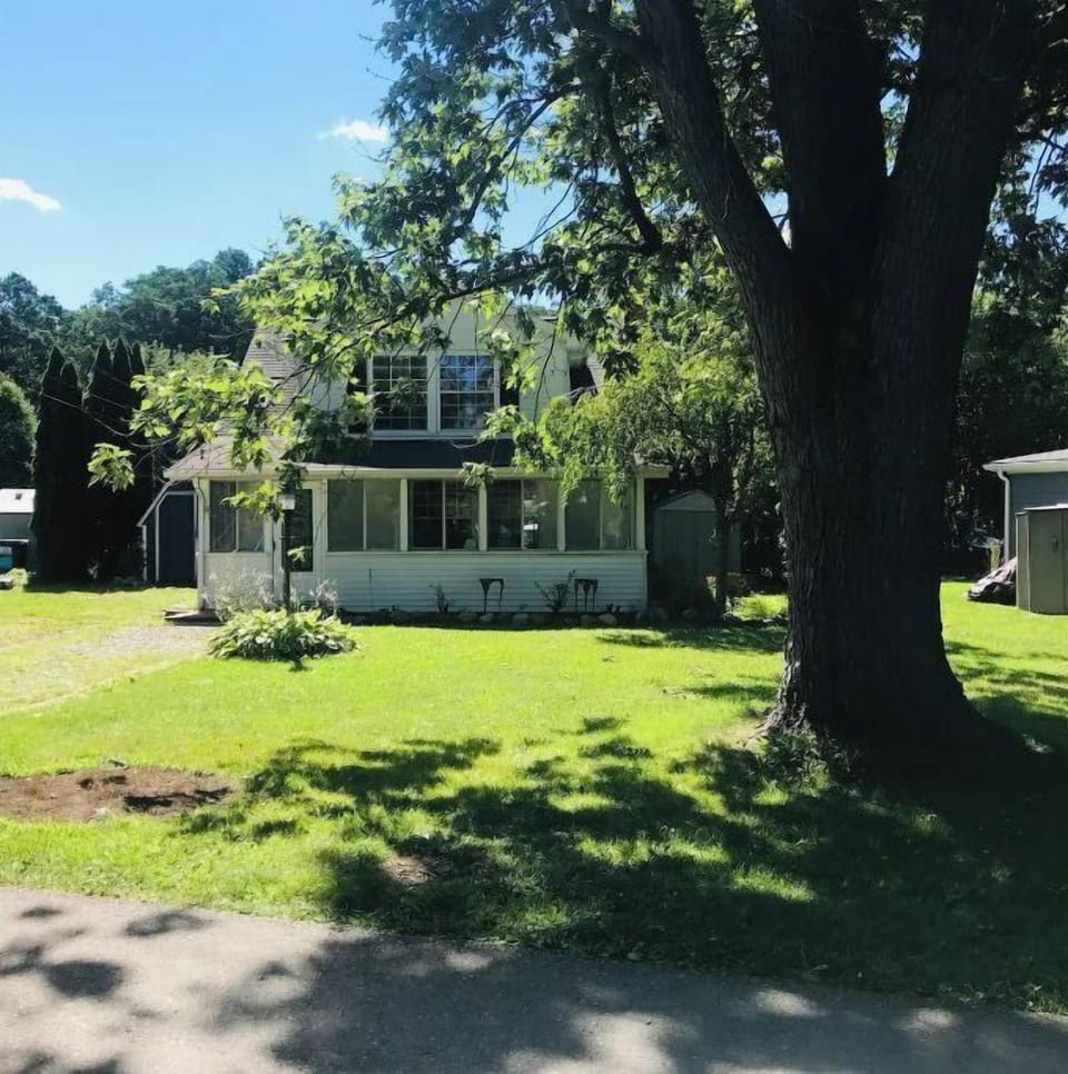 Ample parking in drive or front lawn(seasonal & weather dependent) 

