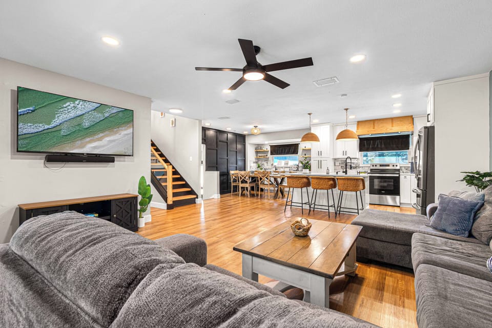 🛋️ Living room with 65" TV flows into dining & kitchen for family time.