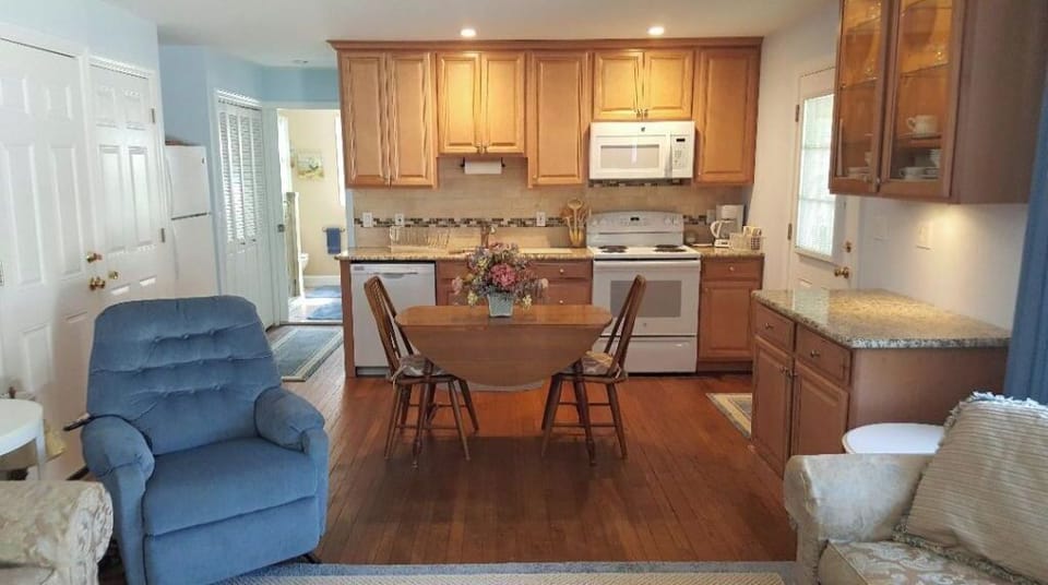 Kitchen & Dining Area