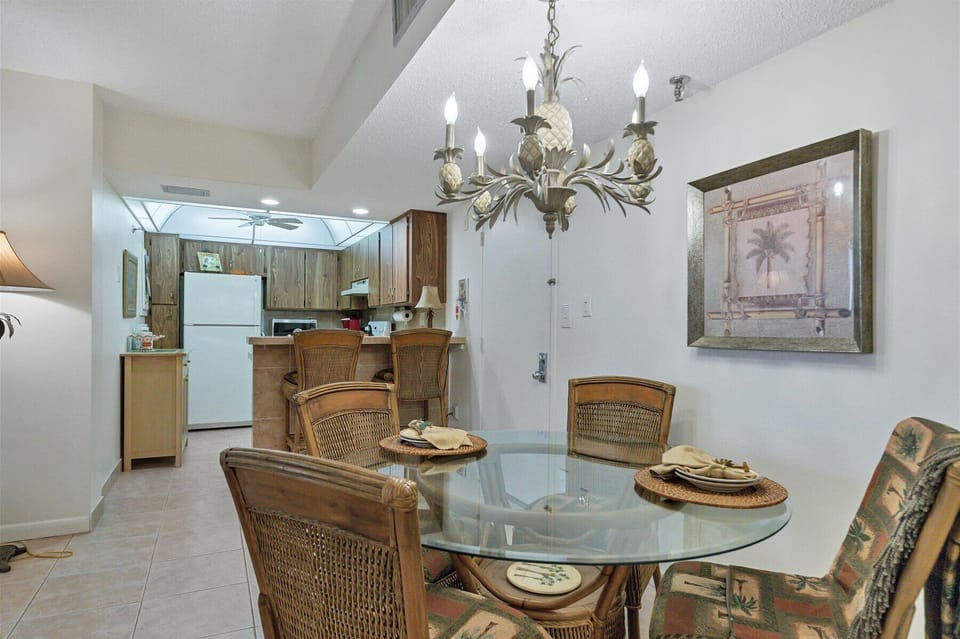 Dining area facing the kitchen