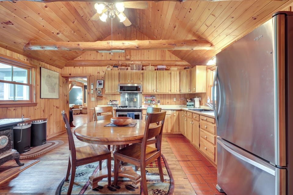Dining Area | Dishes & Flatware Provided