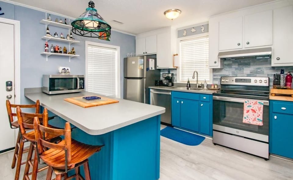 Kitchen w Eat-in Seating