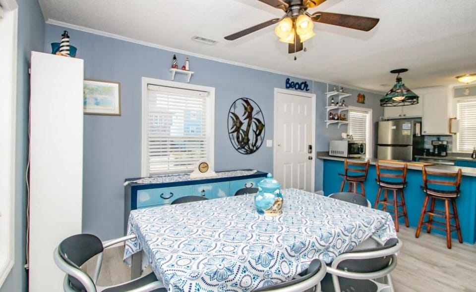 Dining & Kitchen Area