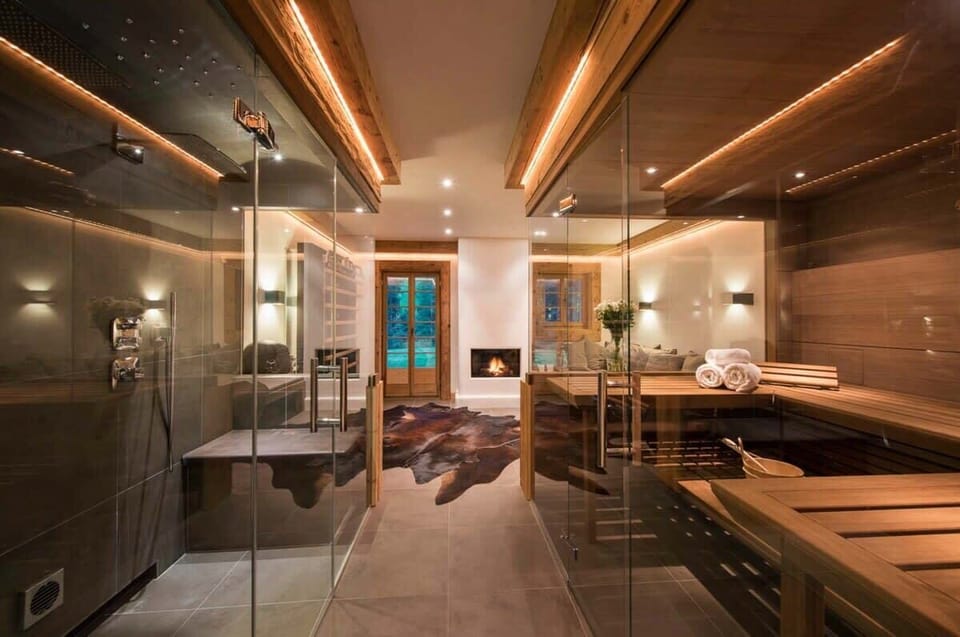 spacious hammam room with an amazing shower 