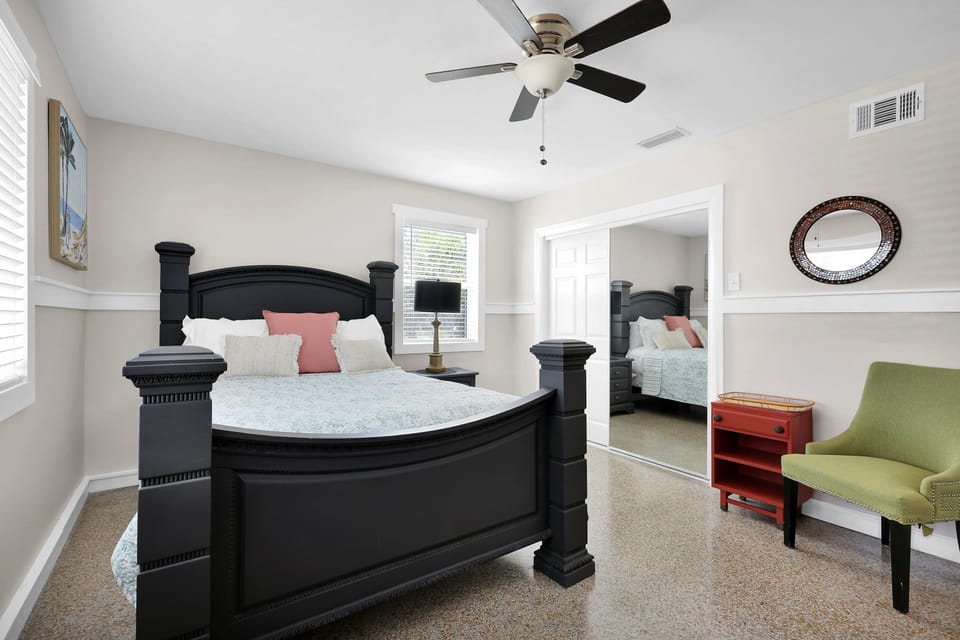 Come enjoy this cozy queen bed equipped with the most comfy mattress. You'll look forward to daydreaming in this lovely room
