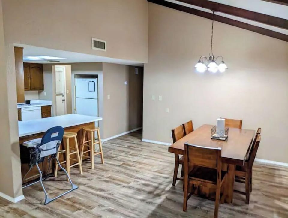 Large, solid dining table & 6 chairs.  Also, the bar has 2 stools.
HIGH CHAIR!!!