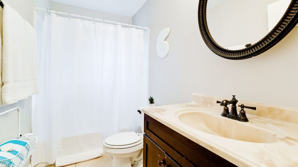 Fresh, fluffed towels, linens and ULTRA LUX BEDDING in every suite.