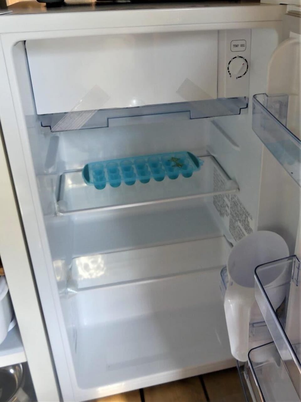 Compact fridge with freezer compartment