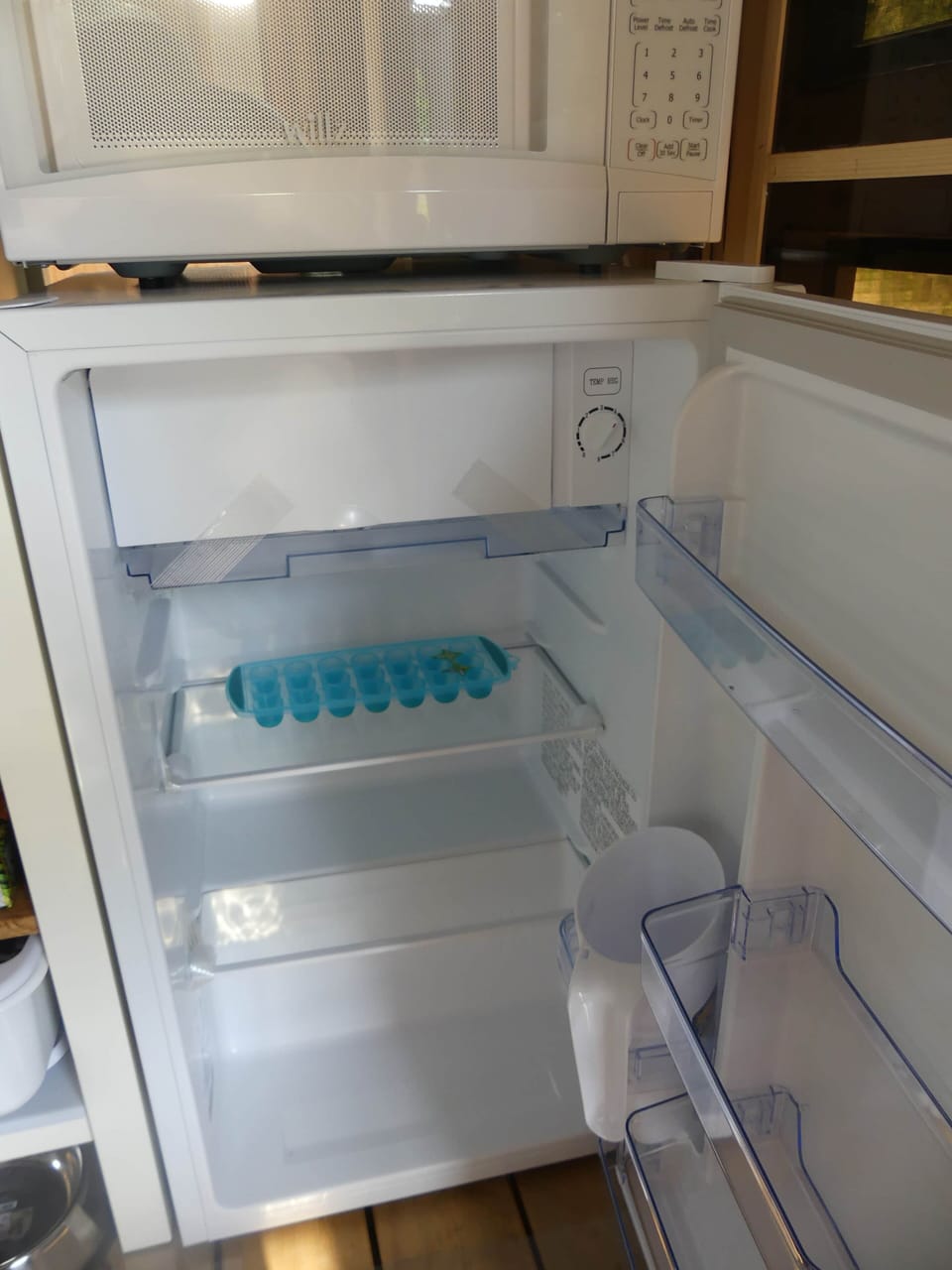 Compact refrigerator with freezer compartment