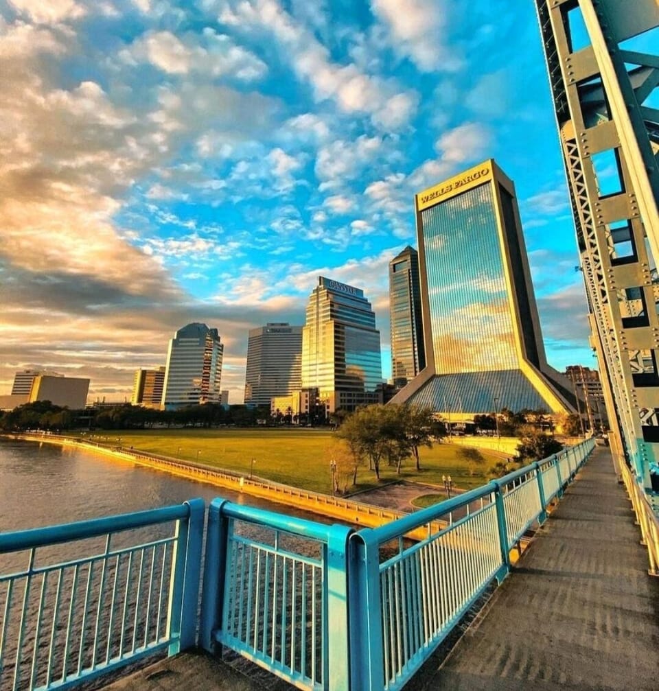 Downtown Jacksonville 10 minutes away 