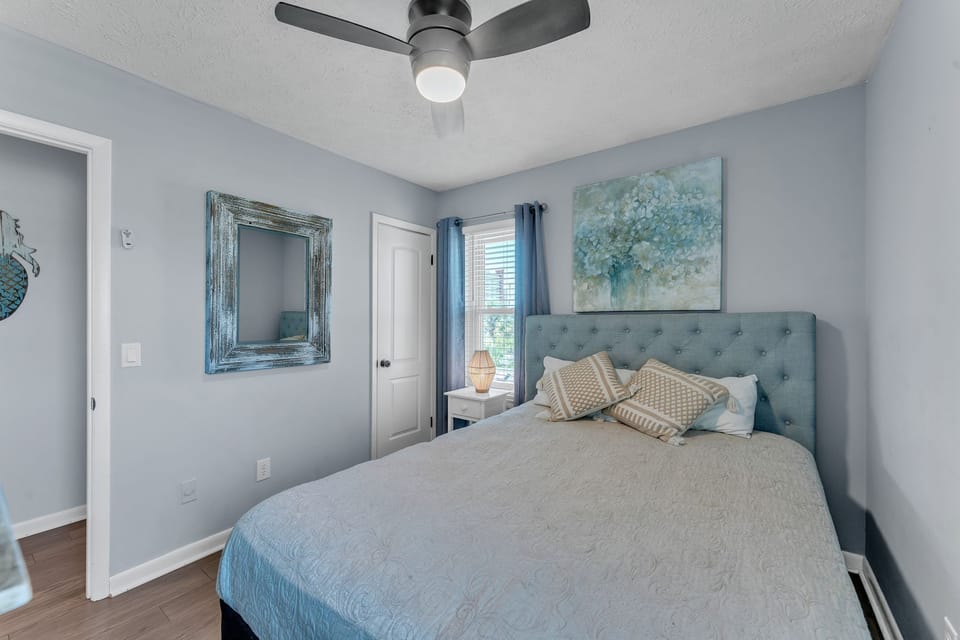 Eloquent third bedroom with Queen bed. 