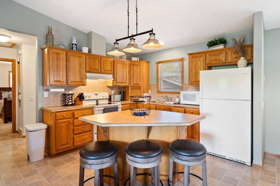 Welcome to our cozy cottage on Lake Alice in the Tomahawk northwoods!