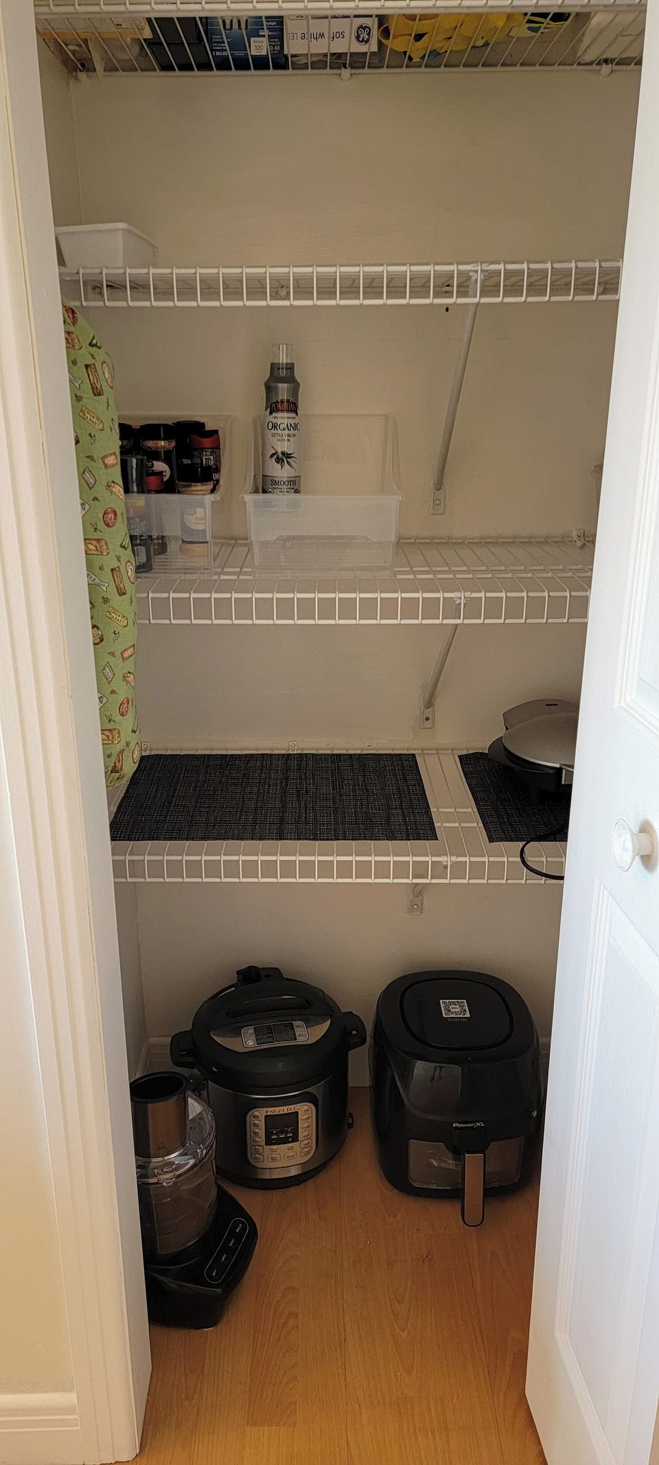 Various Kitchen Appliances