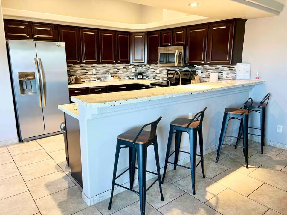 Full Kitchen with bar top that seats 4