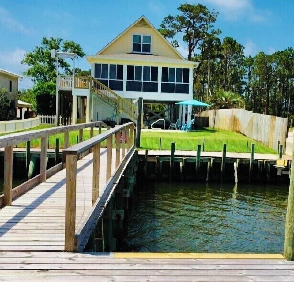 PRIVATE HEATED Pool! Bay front 2<br>miles from beach! Private Dock, PetFriendly! House in Alabama