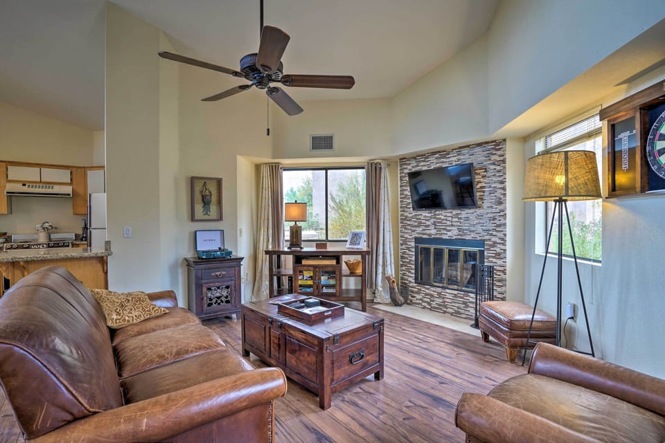 Living Room | Free WiFi | Smart TV | Central A/C & Heat