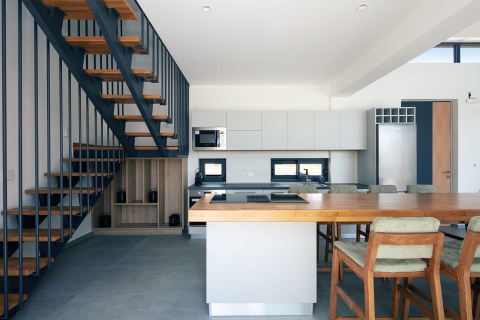 Fully equipped kitchen with island counter and integrated induction hob.