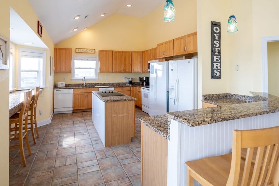 Kitchen with bar seating - Kitchen with bar seating