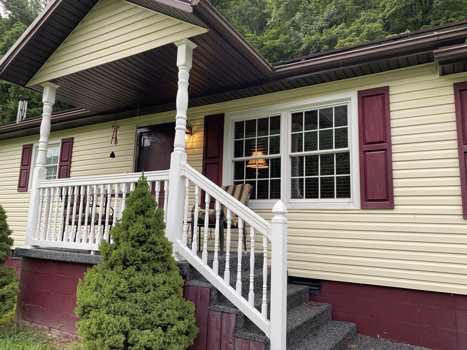 A&B TRAIL HOUSE-BOOKING NOW, PRIVATE, CLOSE, COMFY, CLEAN, SECURE.