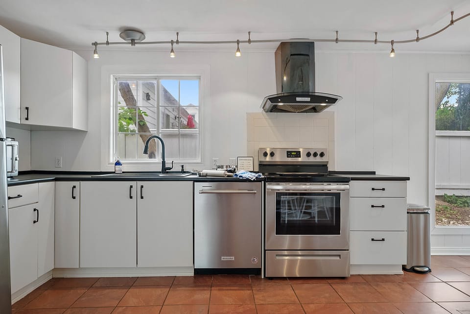 Fully equipped kitchen - Sweet reTreat - Niagara-on-the-Lake