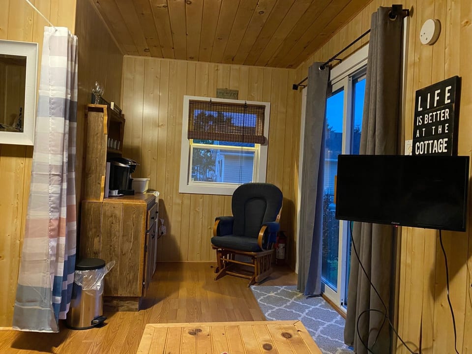 Guest cabin