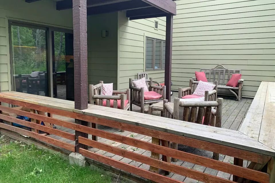 Deck photographed in June 2022.