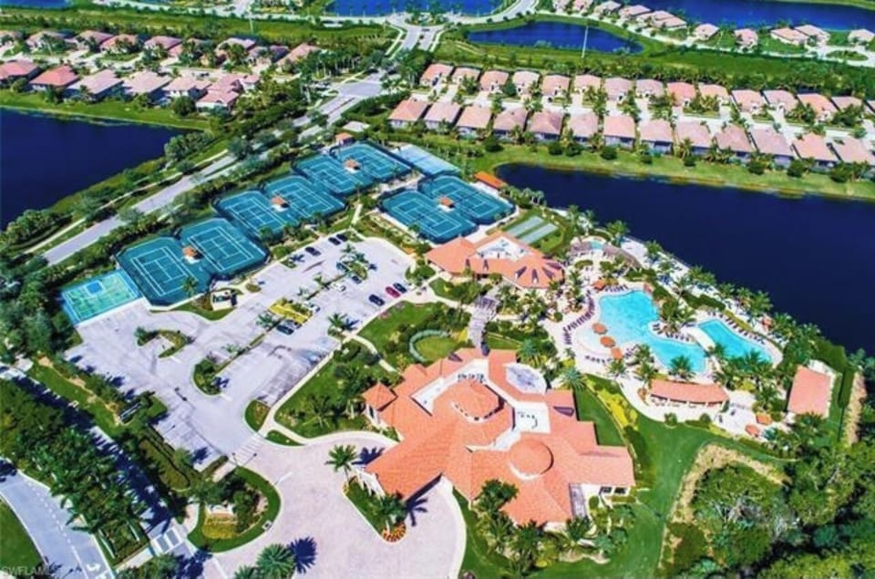 Resort pool/tennis/spa/gym/bar