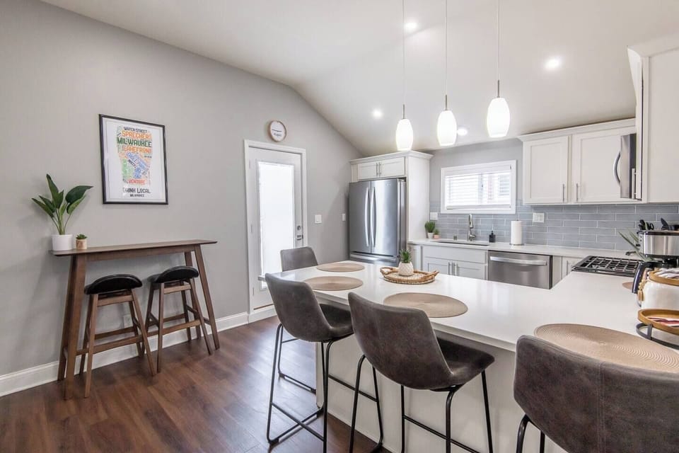 Kitchen- sits 6 people 