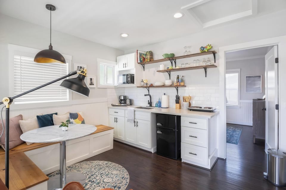 Kitchenette/dining area (2)
