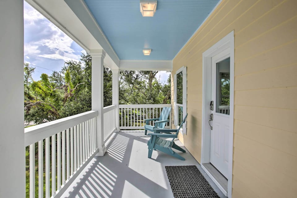 Deck | Free WiFi | Walk to Beach