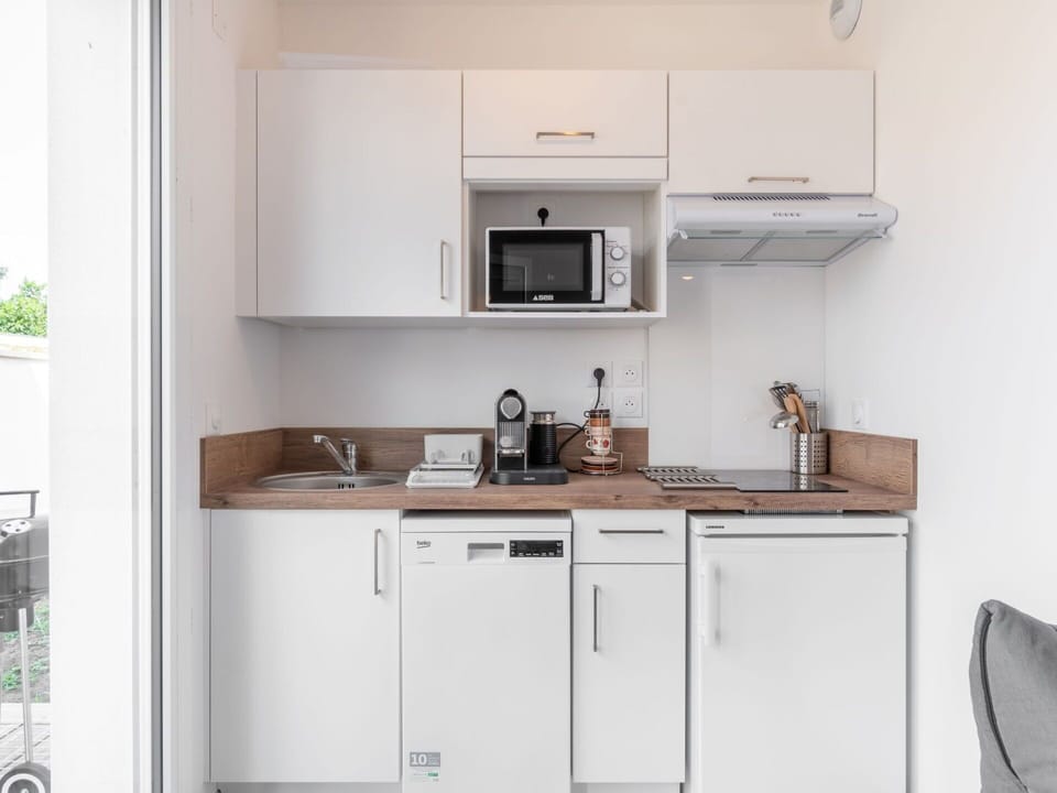 Cabinetry, Countertop, Building, Kitchen Sink, Property, Sink, Kitchen Appliance, Tap, Kitchen Stove, Product
