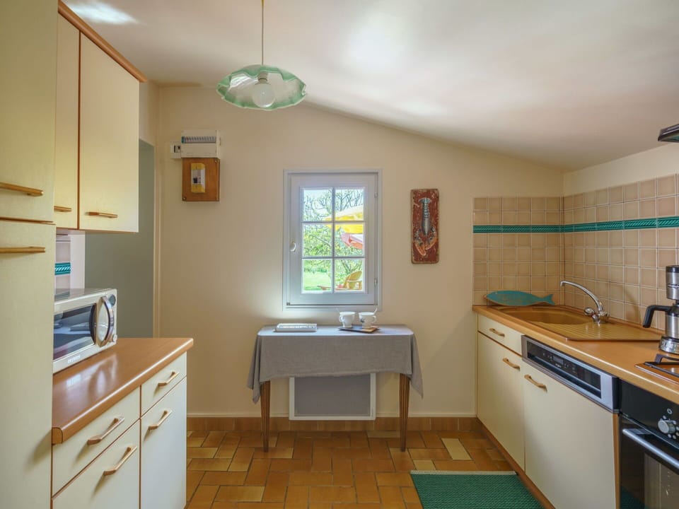 Cabinetry, Sink, Property, Kitchen Sink, Blue, Window, Tap, Wood, Interior Design, Drawer